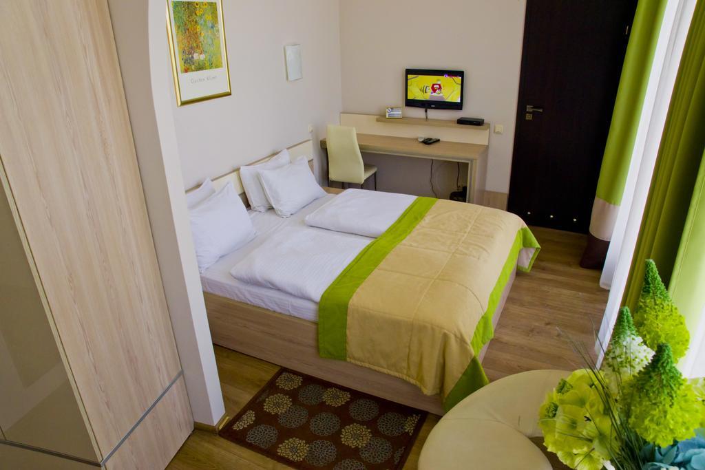 Hotel Merkuriy Leópolis Habitación foto